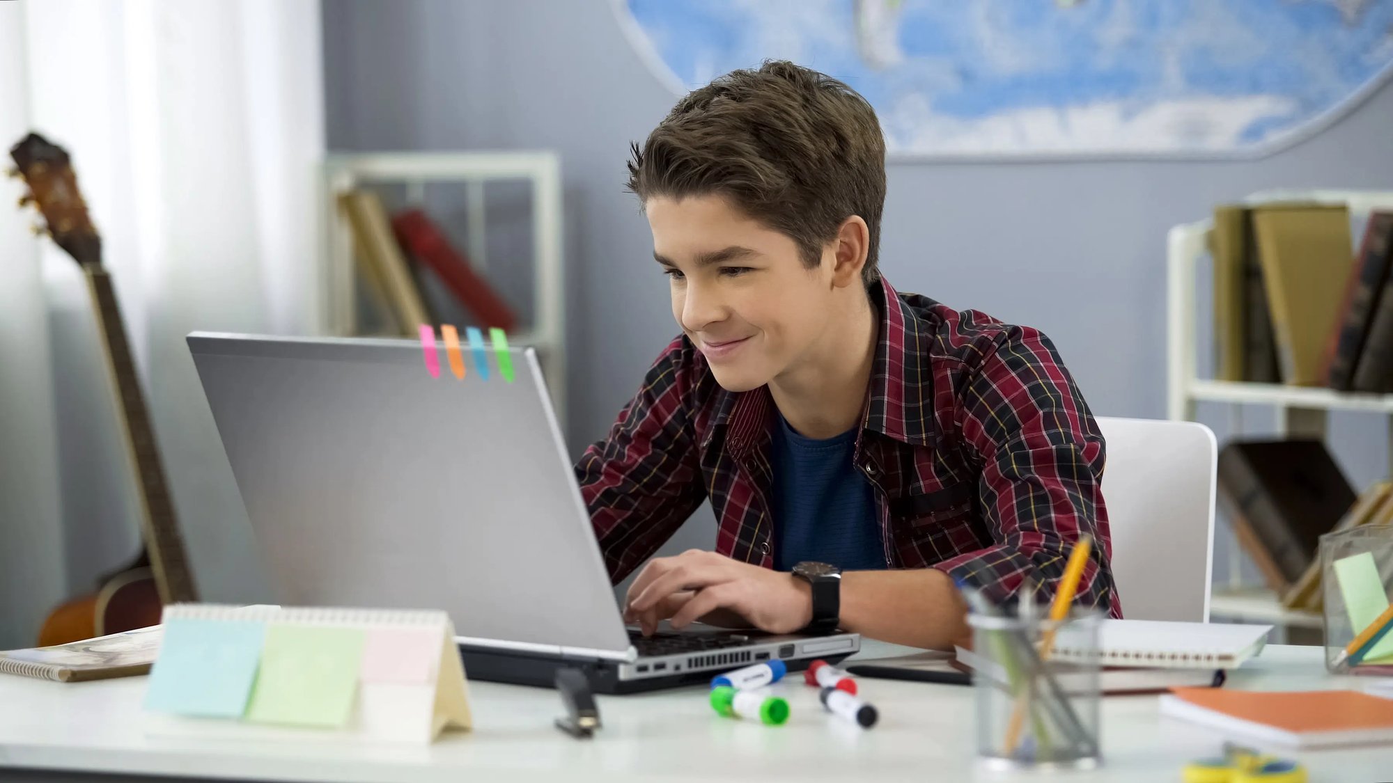 img-SHU_1512343913-boy-at-computer