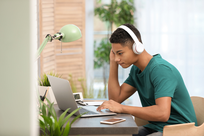 img-SHU_1346023922-boy-computer